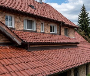 Как металлочерепица ведёт себя в разных климатических условиях